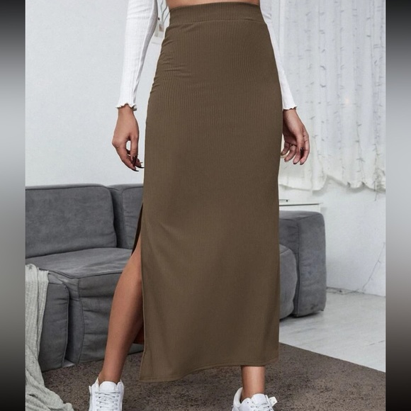 🤍brown midi skirt with slit - Picture 2 of 4